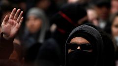 باريس: محتجون غاضبون ينددون بنتائج الدورة الأولى من الانتخابات الفرنسية