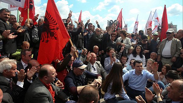 Στους δρόμους κατέβηκαν χιλιάδες Αλβανοί Στους δρόμους κατέβηκαν χιλιάδες Αλβανοί
