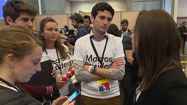 Les "helpers", chevilles ouvrières de la campagne de Macron Les "helpers", chevilles ouvrières de la campagne de Macron