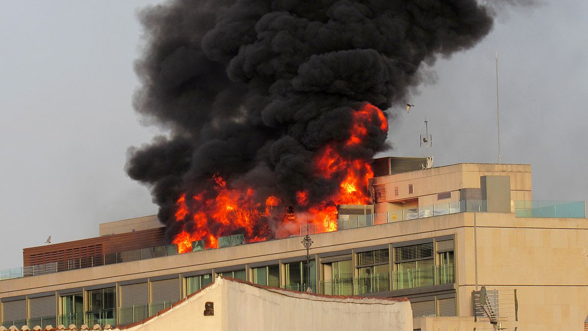 [شاهد] حريق هائل يشب في سطح فندق وسط مدريد