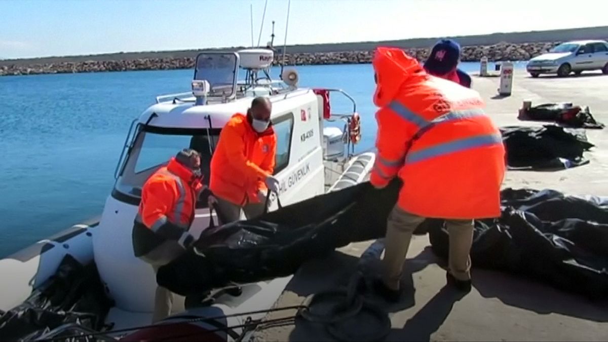 Strage di migranti nel mare Egeo. Gommone affonda davanti a Lesbo, recuperati 16 corpi