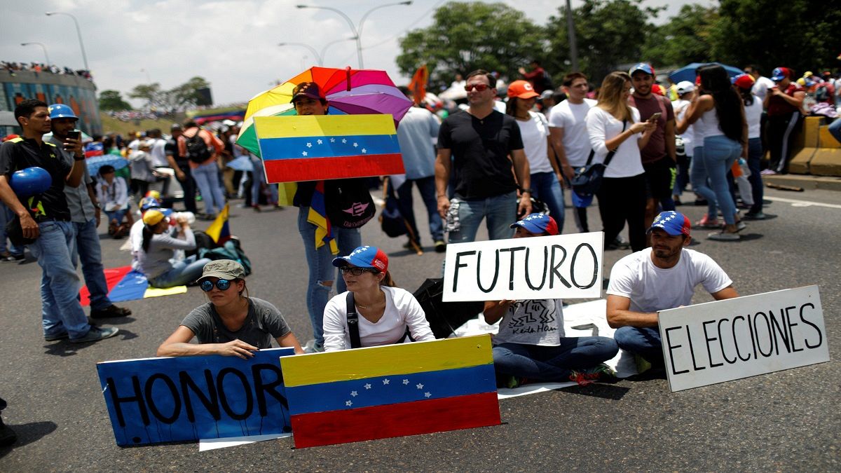 معترضان در ونزوئلا خیابان ها را بستند