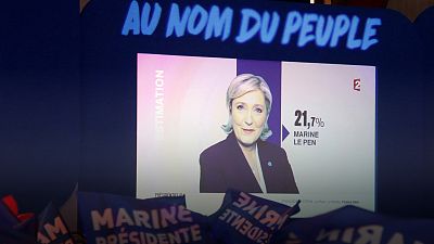 Le Pen abandona temporalmente el liderazgo del FN