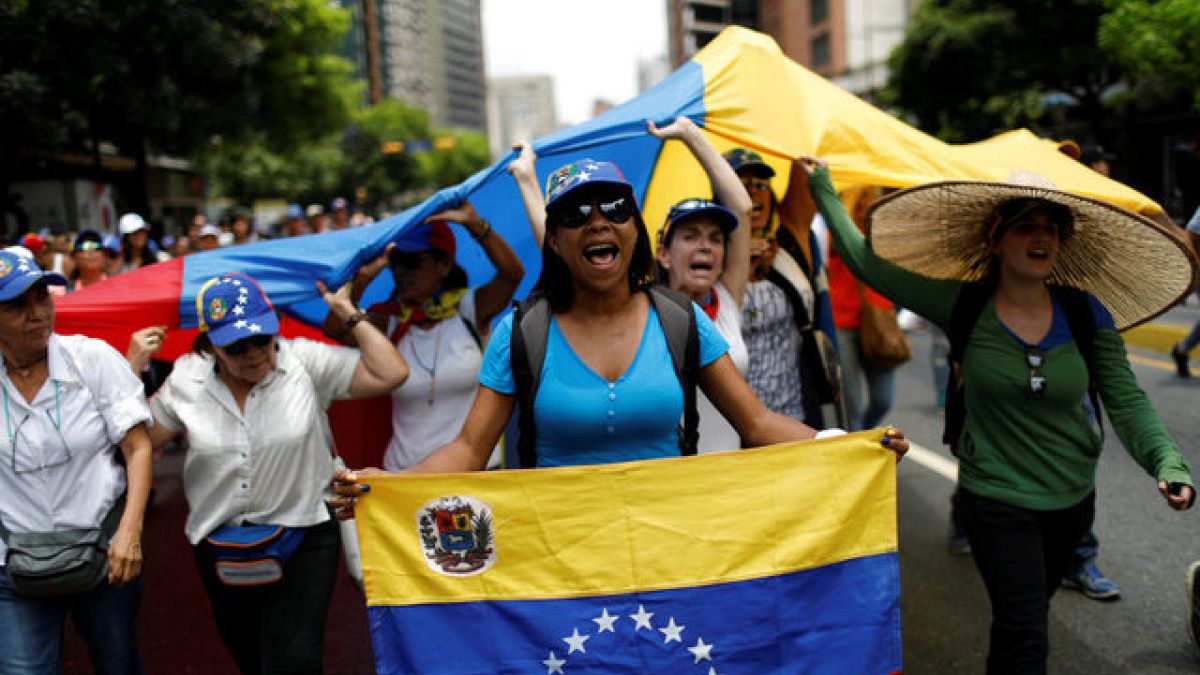 المحتجون يواصلون الاعتصامات في فنزويلا