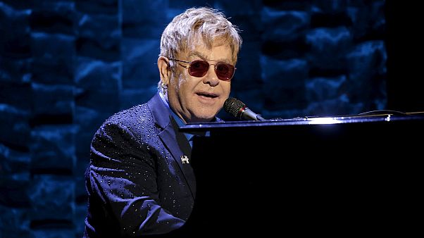 Elton John contraint d'annuler ses concerts aux États-Unis Elton John contraint d'annuler ses concerts aux États-Unis
