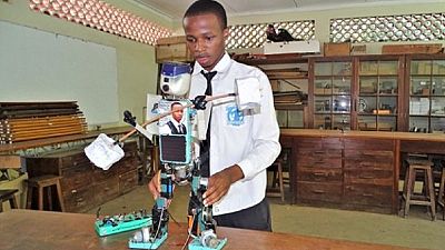 Un lycéen tanzanien fabrique un robot qui fonctionne à l'énergie solaire