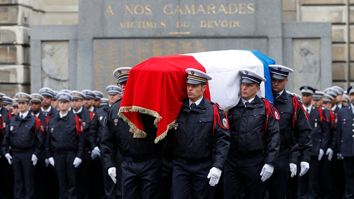Fransa Champs-Elysees'de öldürülen polis memuruna ağlıyor