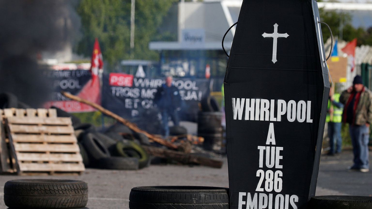 Φέρετρα και φωτιές στο εργοστάσιο της Whirlpool στη Γαλλία
