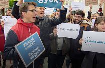 Βρυξέλλες: Απόφοιτοι του Πανεπιστημίου Κεντρικής Ευρώπης διαδηλώνουν κατά του νόμου Ορμπάν