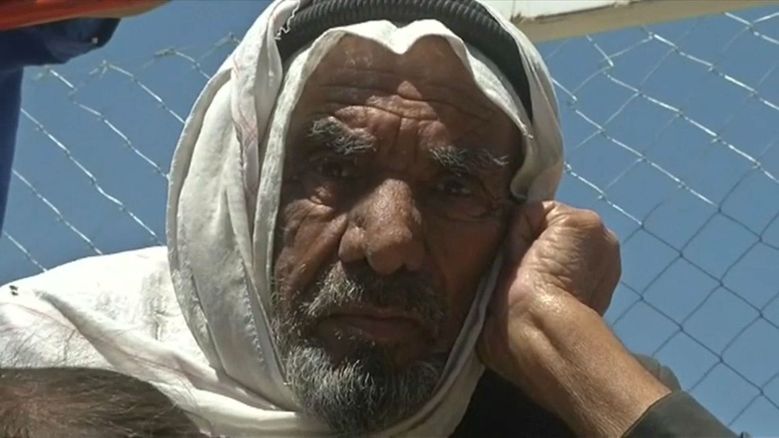 المدنيون الهاربون من معارك الموصل..بين المعاناة الإنسانية و"التجاوزات" الأمنية