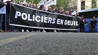 Cientos de policías franceses marchan en París tras el asesinato de Xavier Jugelé