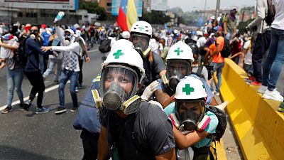 Venezuela anuncia saída da Organização de Estados Americanos enquanto protestos continuam nas ruas.