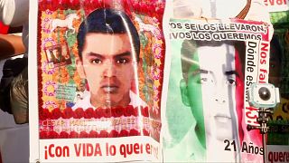 Mexique : les parents des 43 disparus d'Ayotzinapa manifestent à Mexico
