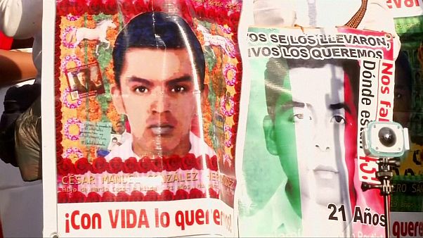 Mexique : les parents des 43 disparus d'Ayotzinapa manifestent à Mexico Mexique : les parents des 43 disparus d'Ayotzinapa manifestent à Mexico