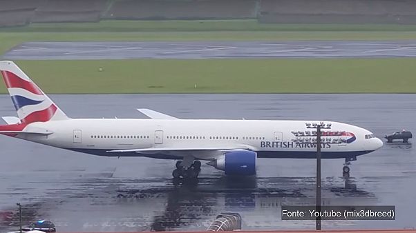 Discussão a bordo obriga avião britânico a aterrar nos Açores Discussão a bordo obriga avião britânico a aterrar nos Açores