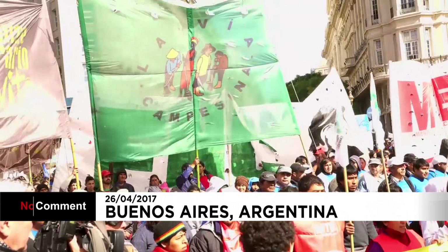 Produce given away in Buenos Aires protest