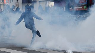 Scontri a Parigi per una manifestazioine studentesca contro i due candidati alle presidenziali