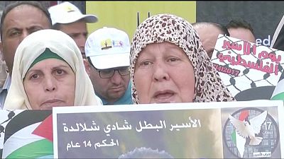 Paralização maciça nos territórios palestinianos em apoio de greve de fome entre detidos