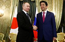 Shinzo Abe e Vladimir Putin tentam acalmar tensões relativas à Coreia do Norte