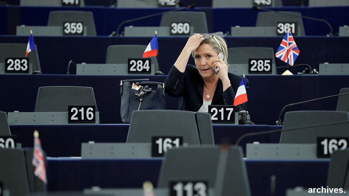 Parlamento Europeu aperta cerco a Marine Le Pen