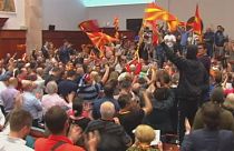Makedonya Meclisi'ni basıp vekilleri yumrukladılar