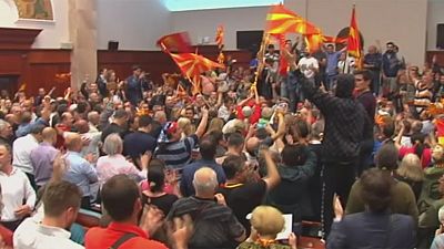 Al menos 8 heridos tras la irrupción de cientos de manifestantes en el Parlamento macedonio