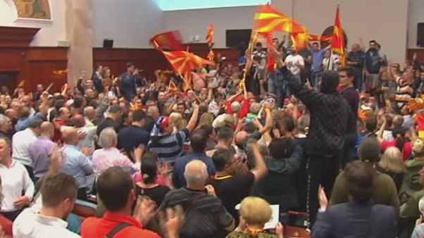 Έκρυθμη η κατάσταση στα Σκόπια-Διαδηλωτές ξυλοκόπησαν βουλευτές στο κοινοβούλιο Έκρυθμη η κατάσταση στα Σκόπια-Διαδηλωτές ξυλοκόπησαν βουλευτές στο κοινοβούλιο