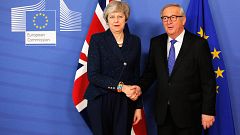 Image: Jean-Claude Juncker receives Theresa May in the VIP corner of The Be