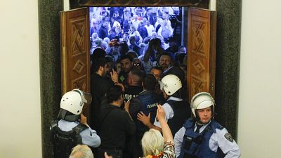 Tüntetők rohanták meg a macedón parlamentet
