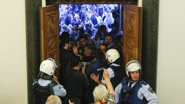 Miles de manifestantes invaden el Parlamento macedonio Miles de manifestantes invaden el Parlamento macedonio
