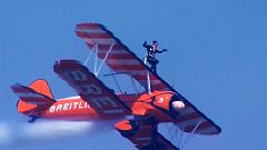 Tolldreiste Flugakrobatik auf der Tragfläche