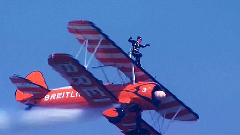 Tolldreiste Flugakrobatik auf der Tragfläche