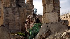 Bodypaint: Ein Mann, der mit der Landschaft verschmilzt