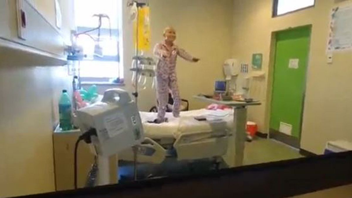 رقص دختر  مبتلا به سرطان روی تخت بیمارستان همه را به وجد آورد