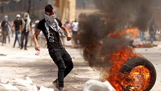 Manifestantes palestinos se enfrentan a fuerzas israelíes en solidaridad con reos en huelga de hambre