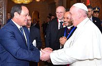 Il Papa in Egitto incontrra al-Sisi e l'Imam di al-Azhar. "Qui per una visita di pace"