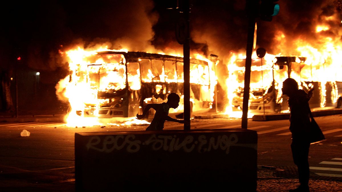 Βραζιλία: Διαδηλωτές πυρπόλησαν 8 λεωφορεία σε πορεία των εργατικών συνδικάτων