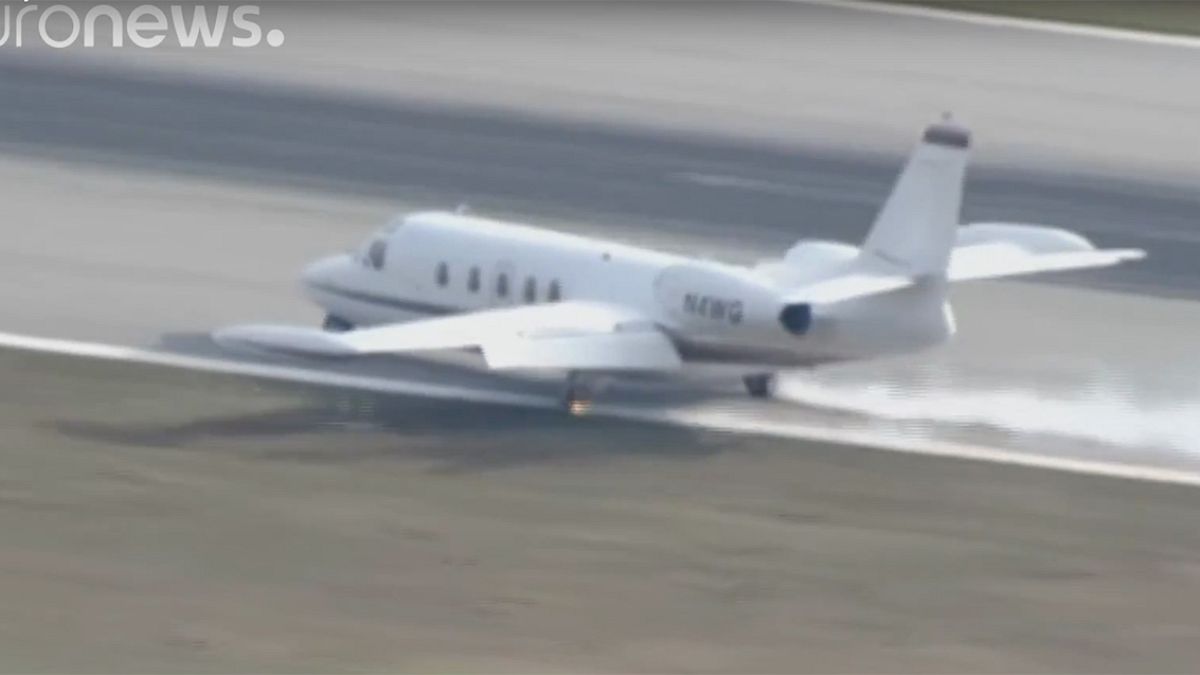 Βίντεο: Αναγκαστική προσγείωση αεροπλάνου – Σύρθηκε στον αεροδιάδρομο!