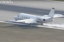 Βίντεο: Αναγκαστική προσγείωση αεροπλάνου – Σύρθηκε στον αεροδιάδρομο!