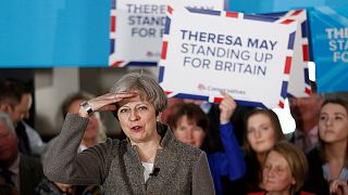 Jeremy Corbyn lucha por recortar las distancias con Theresa May