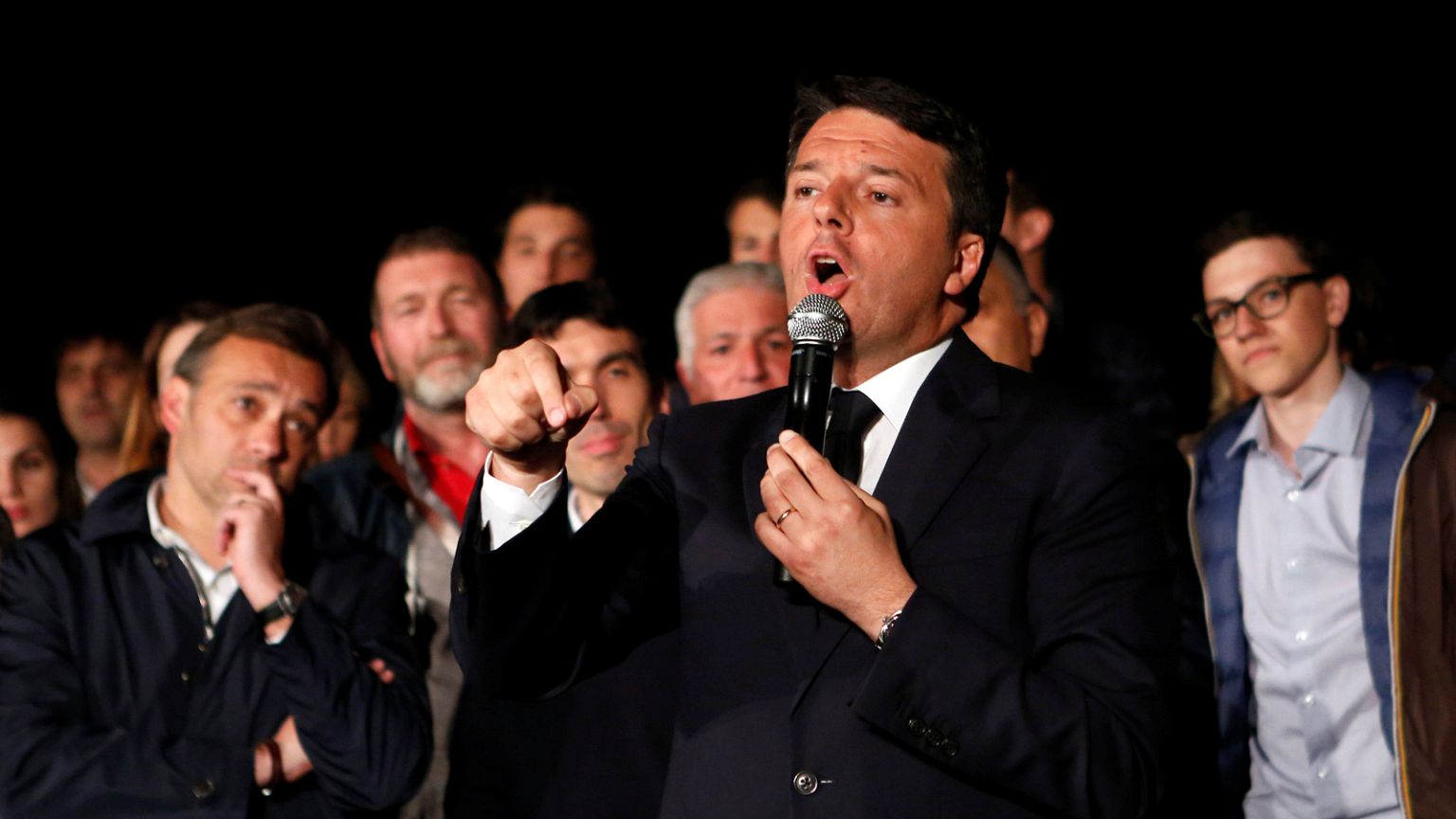 Matteo Renzi arrasa en las primarias del PD y se lanza a la reconquista del Palacio Chigi
