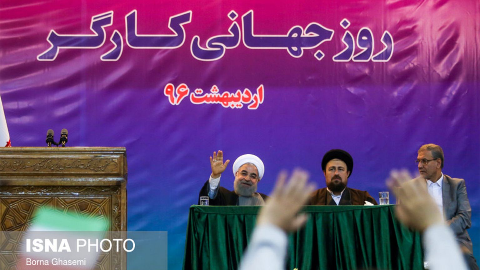 حسن روحانی: لایحه اصلاح قانون کار را پس می‌گیریم