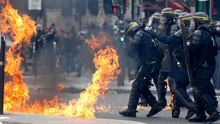إصابة 6 من الشرطة الفرنسية أثناء اشتباكات مع محتجين في عيد العمال