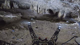 Drónreptetés a barlangban