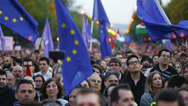 Βουδαπέστη: «Ανήκουμε στην Ευρώπη» φωνάζουν οι διαδηλωτές Βουδαπέστη: «Ανήκουμε στην Ευρώπη» φωνάζουν οι διαδηλωτές
