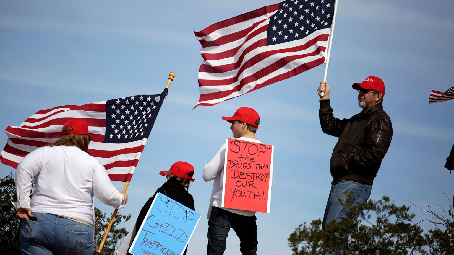 Image: Demonstrators gather at the open border to support construction on a