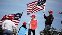 Image: Demonstrators gather at the open border to support construction on a