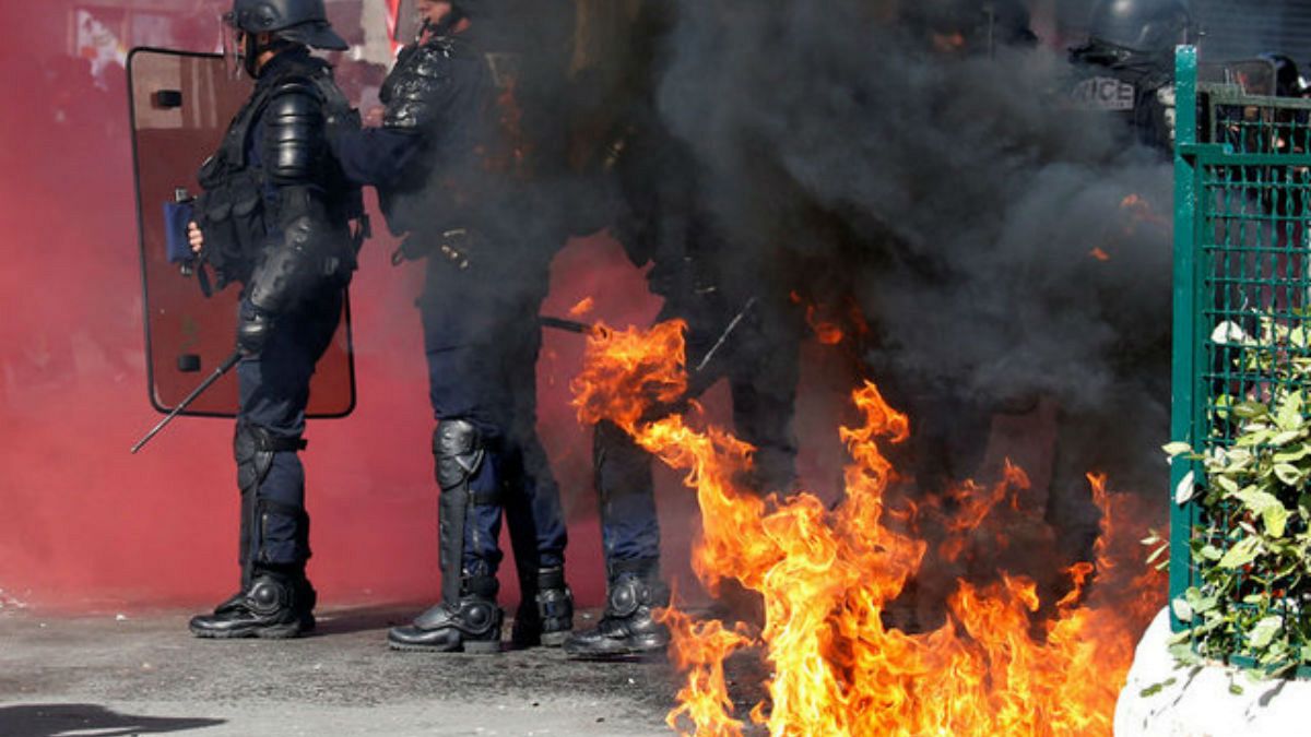 شاهد كيف اشتعلت النيران في شرطيين فرنسيين خلال مظاهرة احتجاجية في باريس