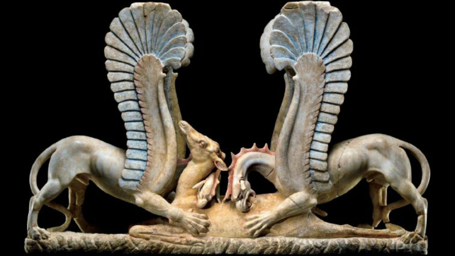 Unesco: a Parigi in mostra 36 tesori d'arte recuperati dai carabinieri