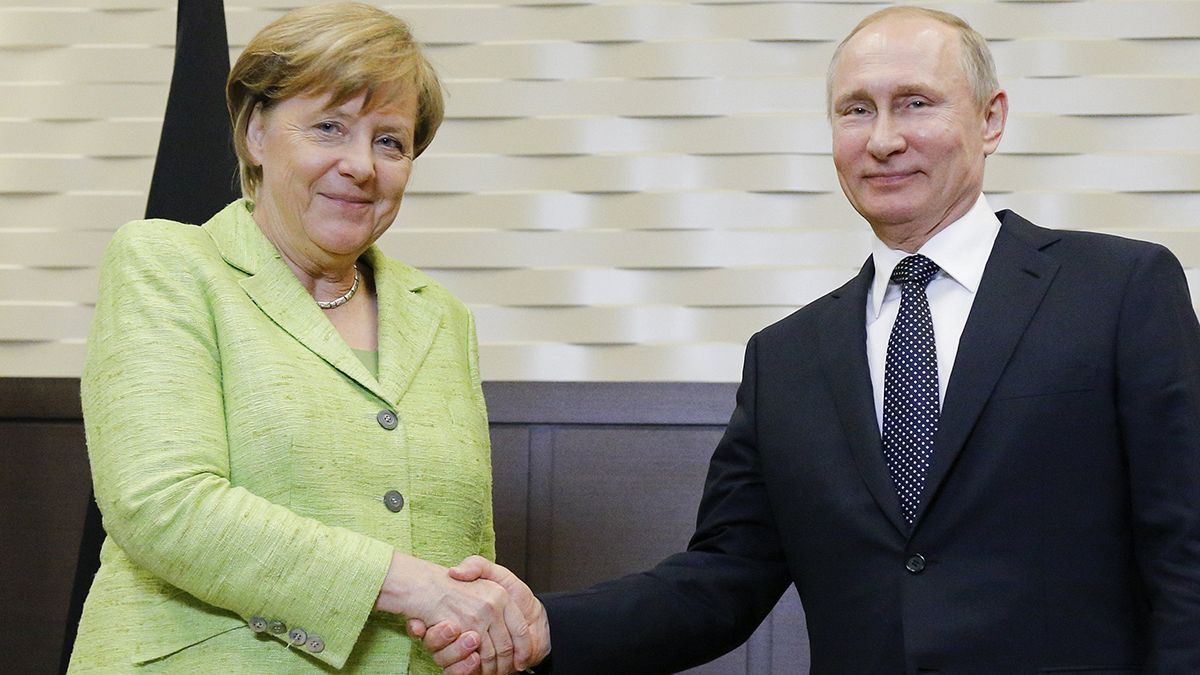Merkel visita Putin entre sorrisos tímidos e finca-pés de parte a parte